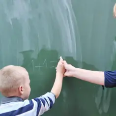Nauczycielka pomaga chłopcu pisać na tablicy. Czy nauczyciel może odmówić nauczania indywidualnego?