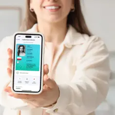 Na ekranie telefonu widoczna jest legitymacja studencka. Numer albumu, który jest numerem legitymacji szkolnej, ma 6 cyfr: 345678.