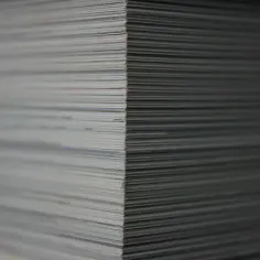 Stos kartek papieru, tworzący ostry kant. Zastanawiasz się, ile to ryza?