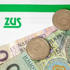 ZUS i polskie złotówki. Dokument ZUS i monety symbolizują, komu przysługuje emerytura z rekompensatą.