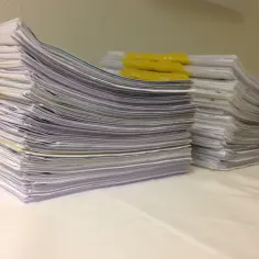 Stosy dokumentów, w tym te z żółtymi przekładkami, mogą zawierać orzeczenia o potrzebie kształcenia specjalnego, wydawane na określony okres.