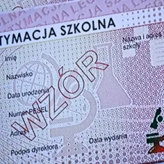 Fragment legitymacja szkolna z widocznym napisem "WZÓR" i mikroskopem.