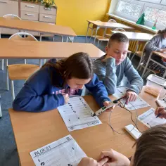 Uczniowie rozwiązują zadania matematyczne przy użyciu długopisu 3D w sali lekcyjnej.