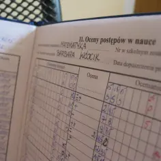 Dziennik lekcyjny z ocenami z matematyki dla Barbary Wójcik. Widoczna ocena przewidywana rozporządzenie.