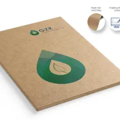 Brązowa teczka z logo GZK Zbrosławice i zieloną kroplą. Wykonana z papieru z kamienia, ekologiczna.