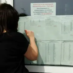 Kobieta sprawdza listę przyjętych kandydatów. Trwa nabór uzupełniający do szkół ponadpodstawowych, a potwierdzenie woli zapisu jest wymagane do 30 kwietnia.