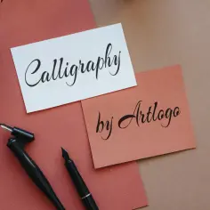 Narzędzia do kaligrafii i atramentu na tle papierów. Dowiedz się, jak pięknie pisać, tworząc eleganckie napisy.