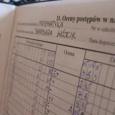 Ocena 0 w szkole na świadectwie z matematyki Barbary Wójcik. Widać wpisy z ocenami, w tym kilka zer.