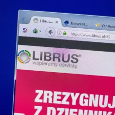 Ekran komputera z otwartą stroną Librus.pl. Widoczny pasek adresu przeglądarki, gdzie można sprawdzić realizację podstawy programowej w Librusie.