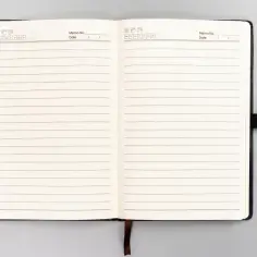 Otwarty notes z pustymi stronami w linie, gotowy na zapisanie ważnych myśli i notatek.
