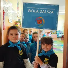 Dzieci z przedszkola "Wola Dalsza" gotowe na przygodę. To przykładowa opinia o funkcjonowaniu dziecka w przedszkolu, pełna uśmiechów i radości.