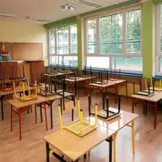 Puste ławki i krzesła odwrócone do góry nogami w sali lekcyjnej. Czy 2 stycznia jest wolny od szkoły?