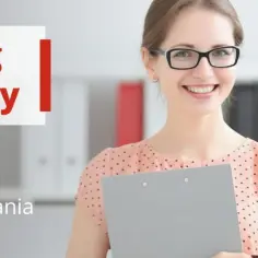 Sprawozdanie z pracy pedagoga specjalnego w przedszkolu: odpowiedzi na najczęściej zadawane pytania. Uśmiechnięta kobieta w okularach trzyma teczkę.