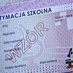 Fragment legitymacja szkolna z widocznym napisem "WZÓR" i mikroskopem.