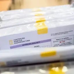 Paczki arkuszy egzaminacyjnych Centralnej Komisji Egzaminacyjnej. Czy egzaminy próbne są obowiązkowe? To pytanie nurtuje wielu uczniów.
