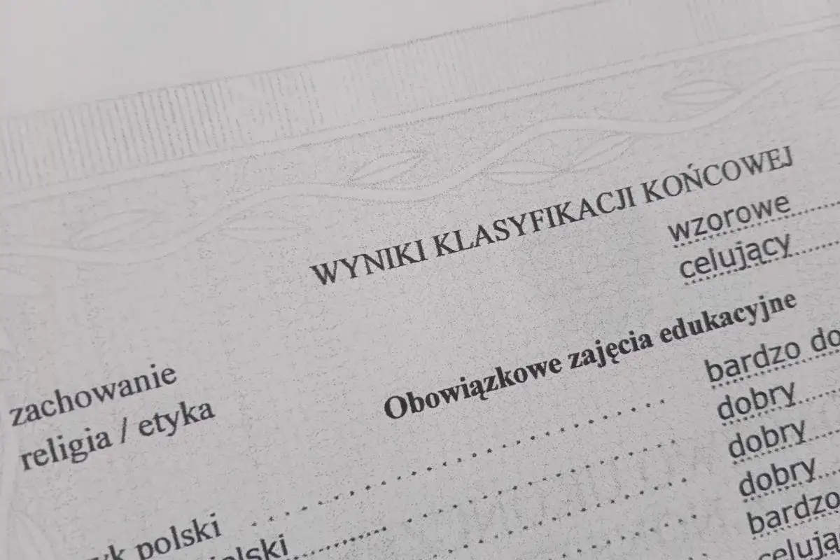 Wyniki klasyfikacji końcowej: zachowanie, religia / etyka. Czy religia wlicza się do średniej? Widać oceny: wzorowe, celujący, bardzo dobry, dobry.