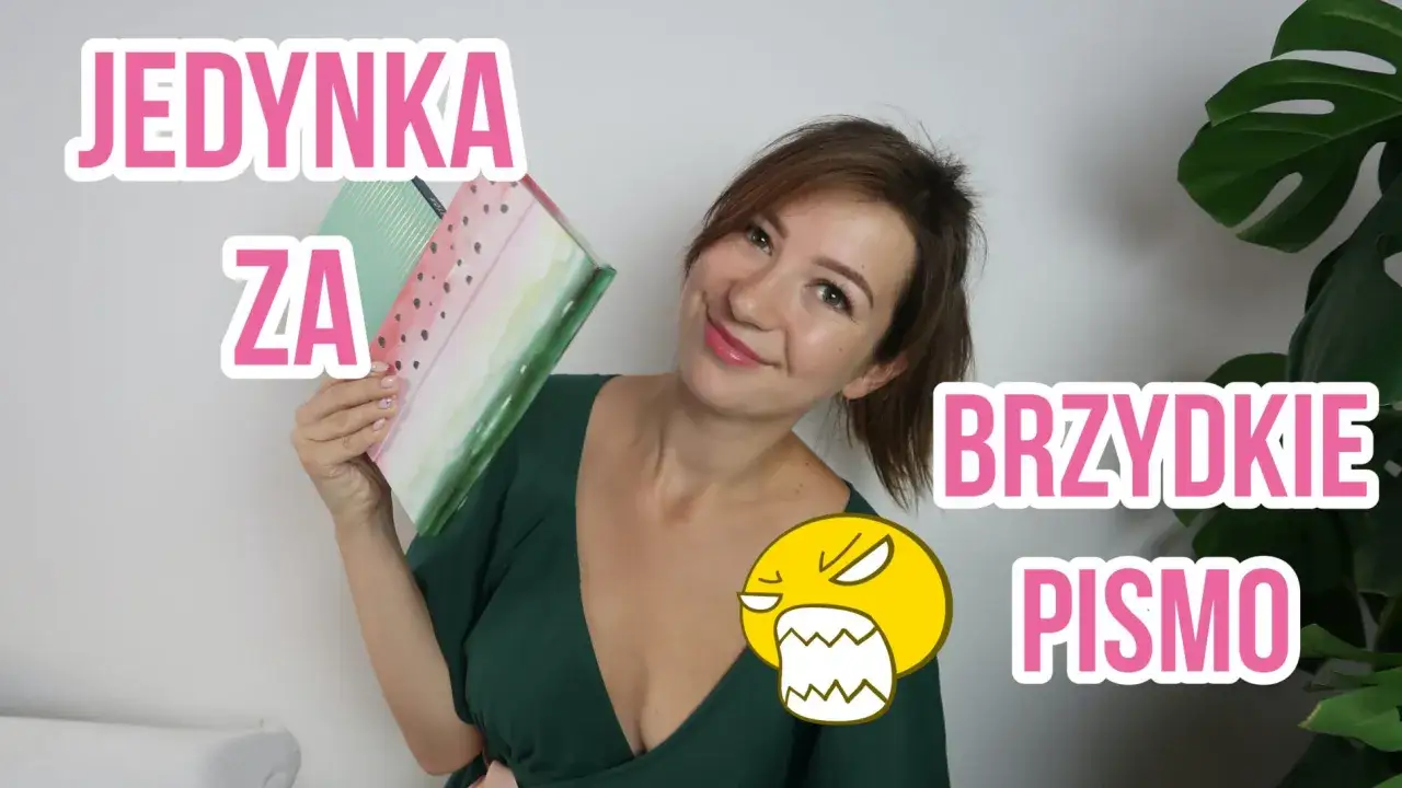 Kobieta trzyma zeszyt z napisem 