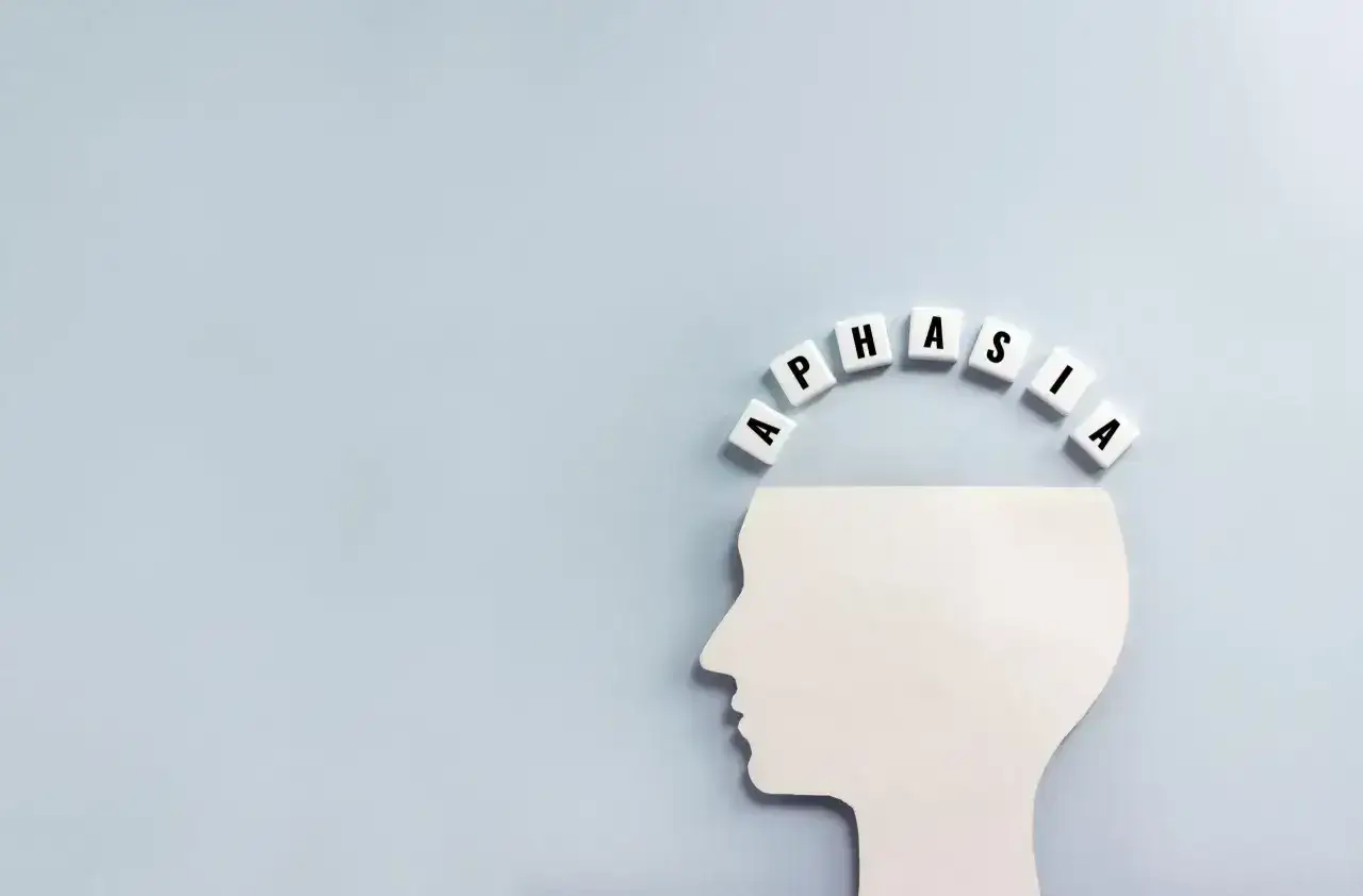Biały profil głowy z literami tworzącymi słowo 