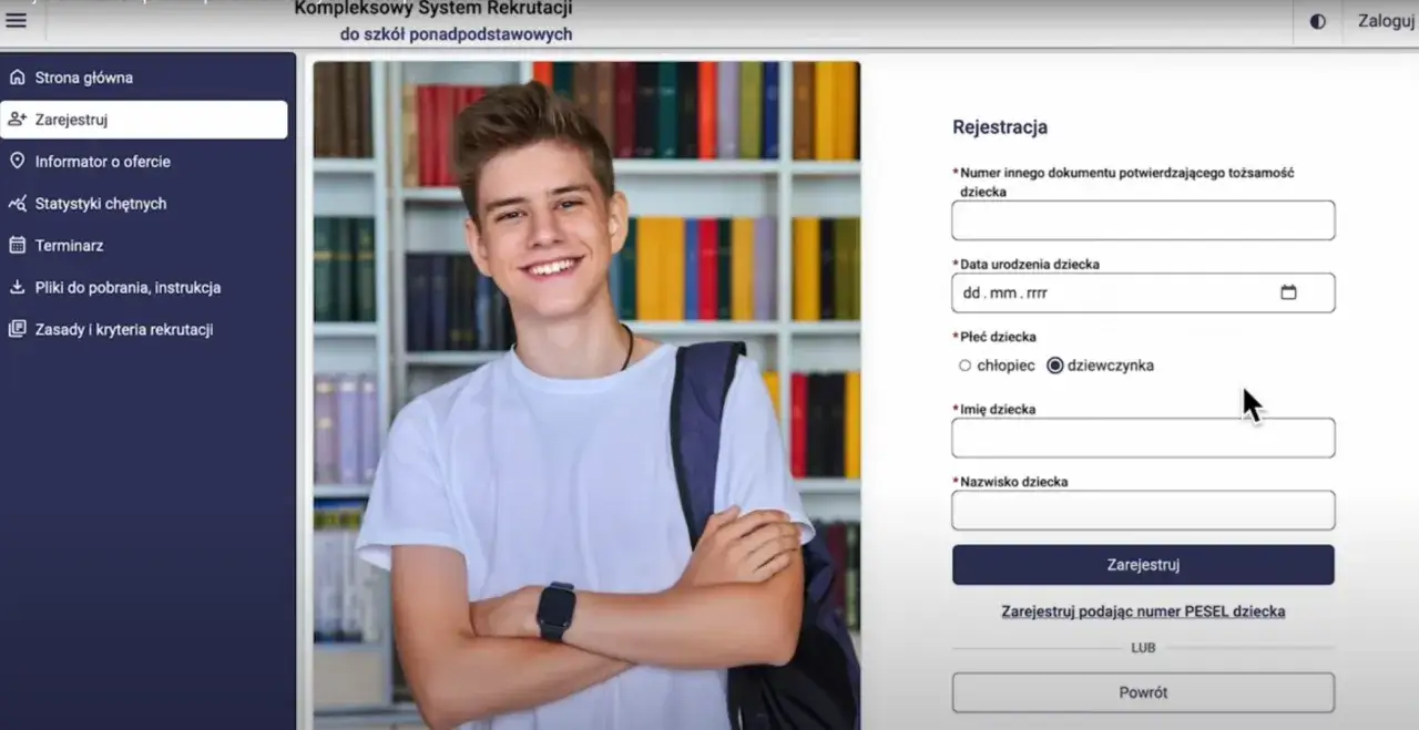 Uśmiechnięty nastolatek na tle biblioteczki, wypełniający formularz rejestracyjny do szkoły średniej.