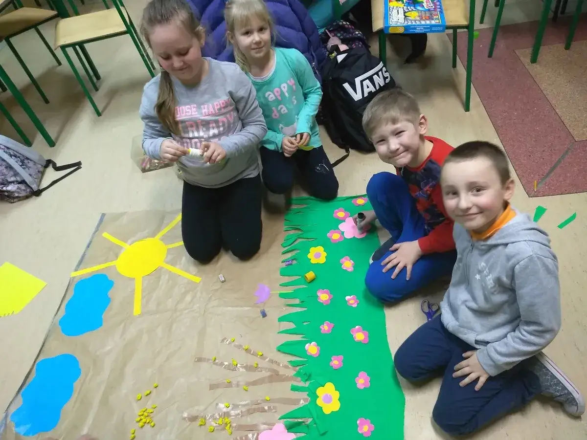 Dzieci tworzą wiosenną pracę plastyczną. W świetlicy szkolnej mogą pracować osoby kreatywne i chętne do zabawy z dziećmi.