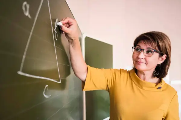 Kto może pracować w świetlicy szkolnej? Kwalifikacje i prawo
