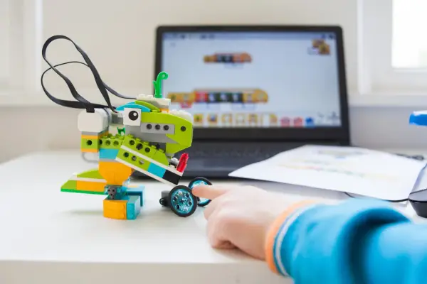 Zajęcia z robotyki w przedszkolach: rozwój umiejętności przez zabawę